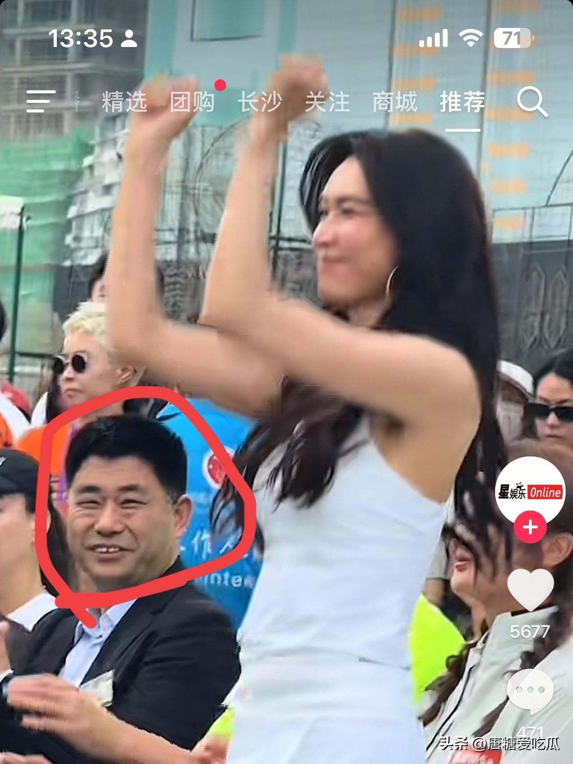 我能接受林志玲51岁了
也能接受林志玲生孩子了
但我真的不能接受旁边大哥看她的眼