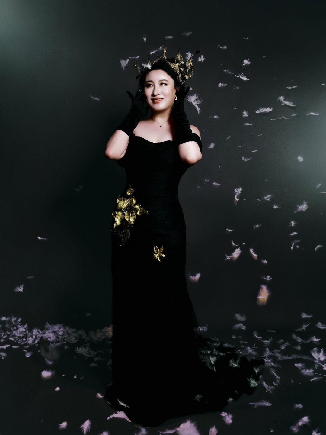 锤娜丽莎笑完你的笑你的 谁懂啊！锤娜丽莎的搞笑根本不需要预热，黑裙金饰明明是贵气