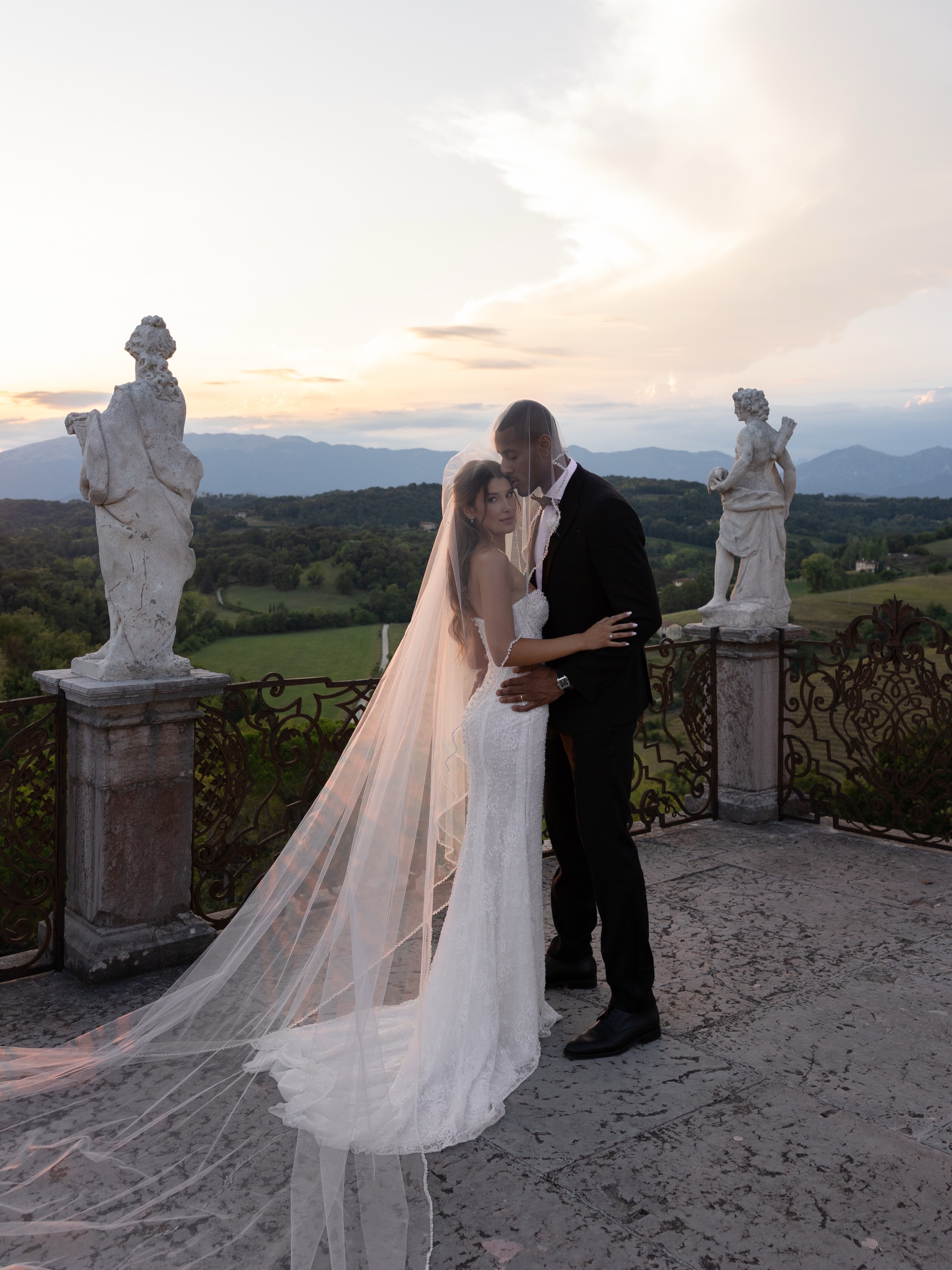 里约奥运金牌得主巴西男排主攻卢卡雷利大婚🎉8月8日，他与意大利模特Sofia 