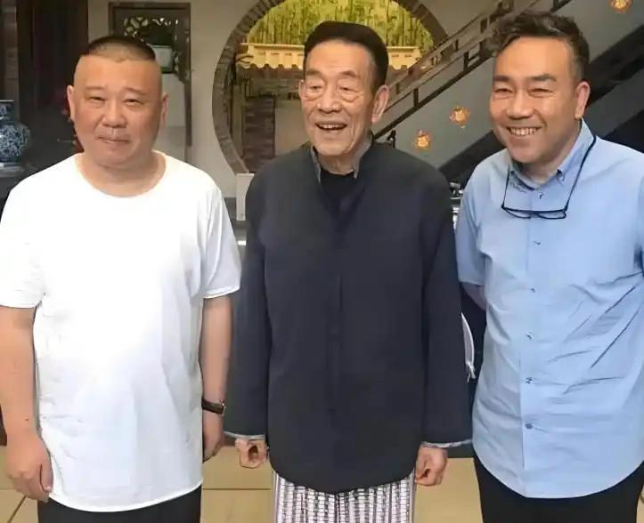 深夜！郭德纲发文悼念相声演员杨少华。郭德纲说道：老爷子一路走好。并附上了杨少华的