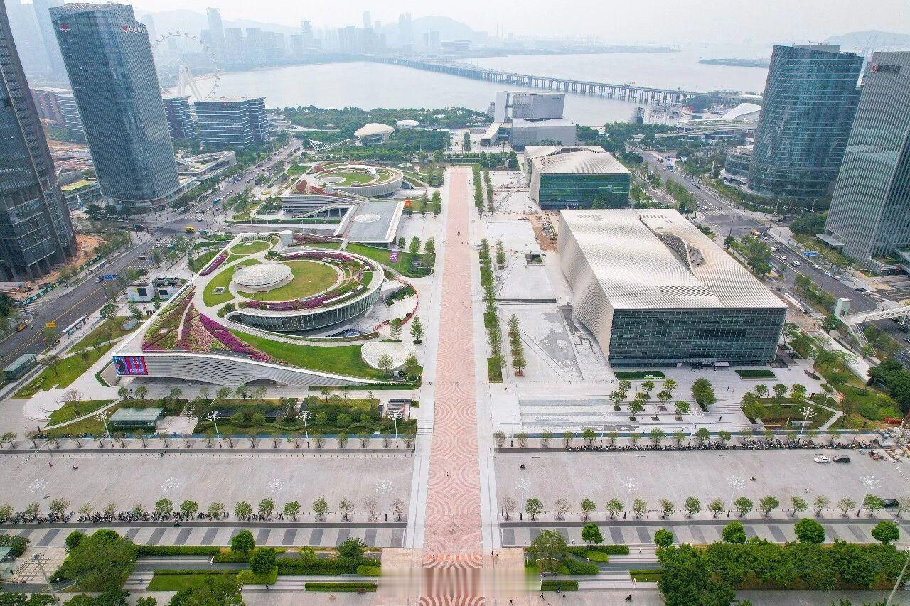 今日深圳官媒发布：宝安中心区滨海绿轴项目荣获全球唯二的“建筑界奥斯卡”奖项。此片