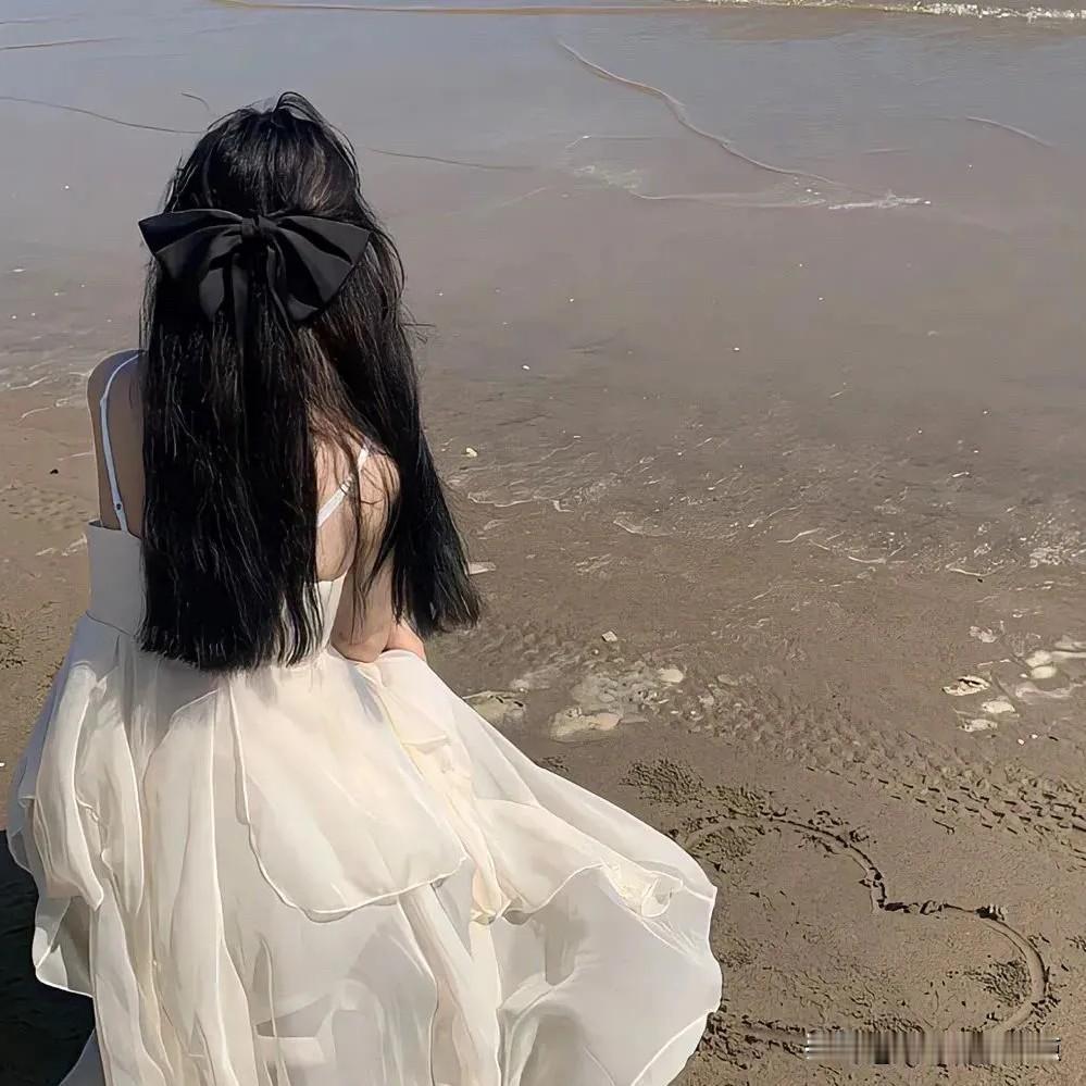 男人总是不明白一个道理：

别总惦记别人家的女人，媳妇还是自家的好，你以为你又迎
