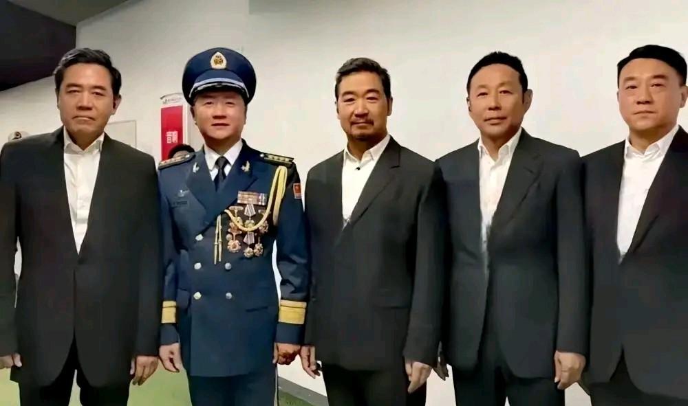 这五位知名演员里，只认出了陈宝国，张国立和孙道明。还有两位，你可知道他们的名字？