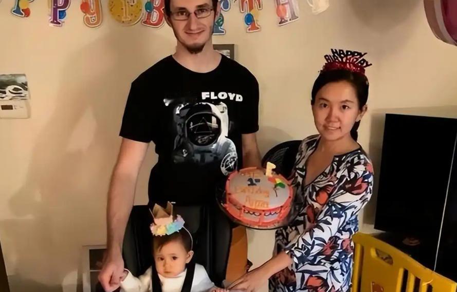 “你应该滚回中国去！”“别用亚洲人的脏习惯喂我的孩子！”2019年，这是美国男人