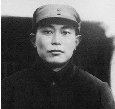 部队溃散后副司令乔装成国军少校，成功脱险见到董必武时情难自抑大哭
1946年深秋