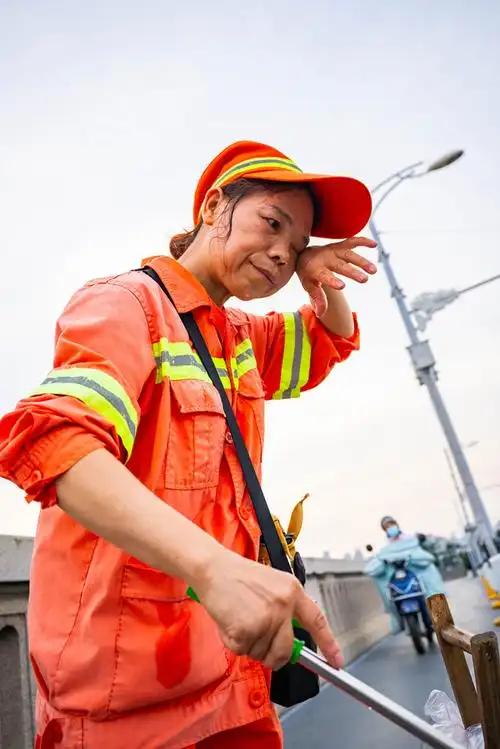 这份高温补贴，从来不是额外福利，而是他们依法应得的劳动报酬，是对高温超负荷劳作的