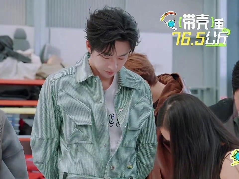 刘宇宁这么高的个子体重这么轻，身材太曼妙了！看啥看，说你呢，大帅哥刘宇宁190的