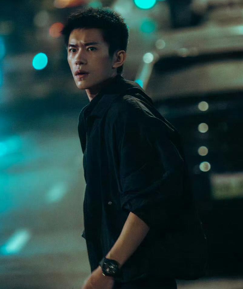 张艺谋没想到，
易烊千玺更没有想到，
《惊蛰无声》刚刚发布预告，大家就对易烊千玺