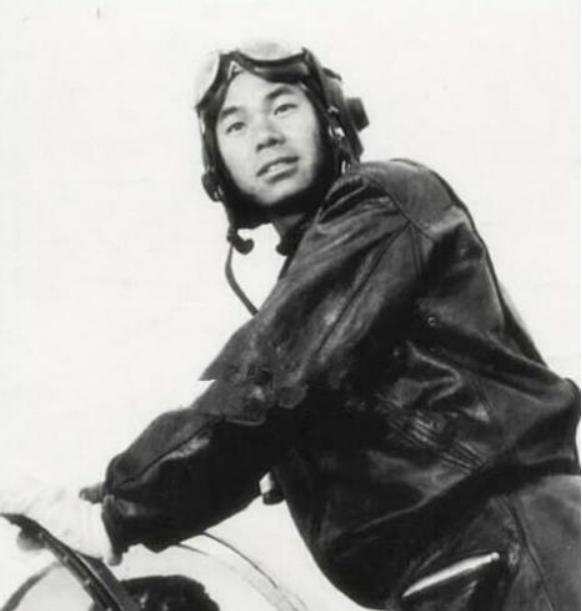 1971年12月30日，罗布泊上空，强-5甲的座舱盖结着薄冰。

杨国祥按下投弹