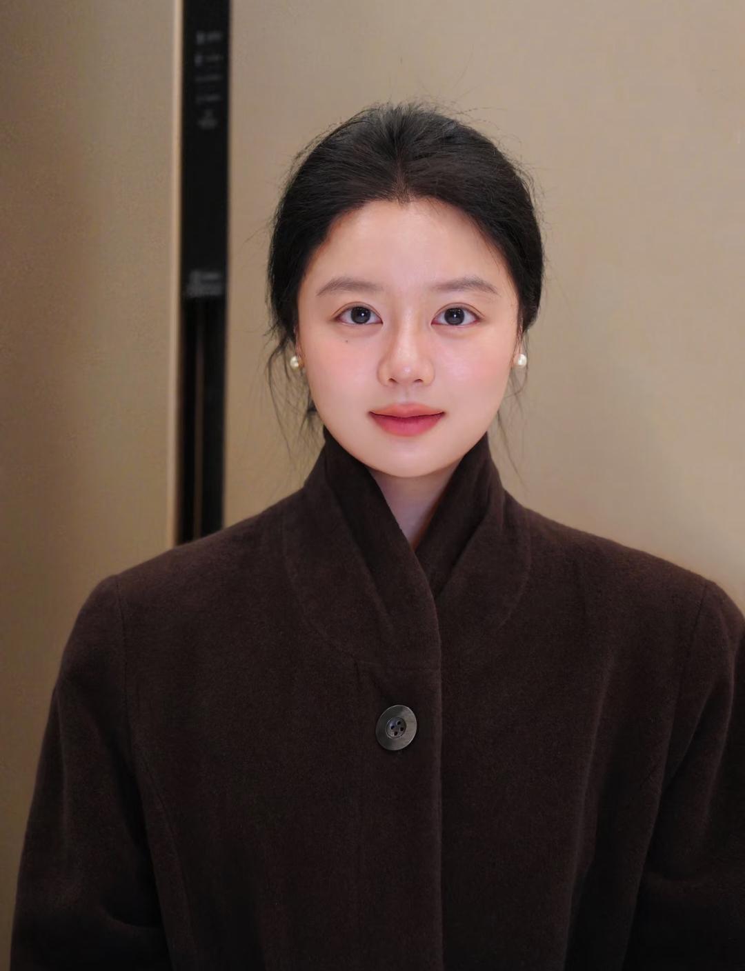 有福相的人
其实都写在了脸上
相由心生嘛
干净平和
不急不躁
越看越耐看
跟同龄