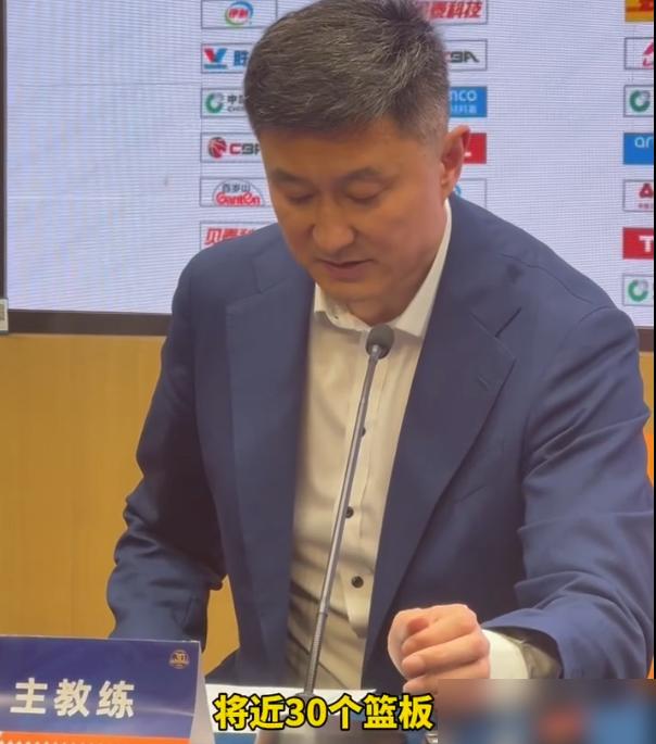 砸了1400万，就买来这？
昨晚上海打广东，大白边一个人抢了26个板，半场18