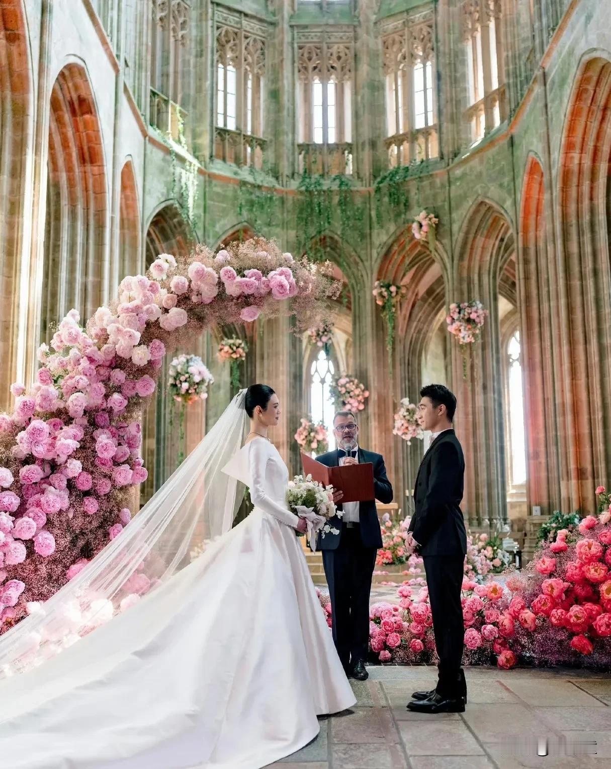 奚梦瑶，何猷君婚礼的“后劲”太大了。
有网友标注出奚梦瑶与何猷君婚礼的宾客的身份