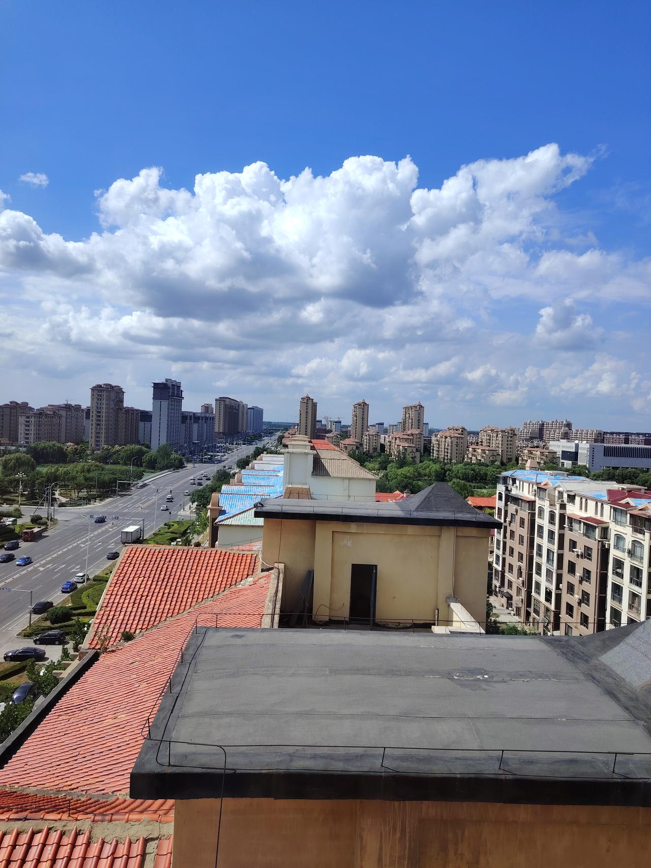今日的天气真好，白云朵朵，晴空万里。