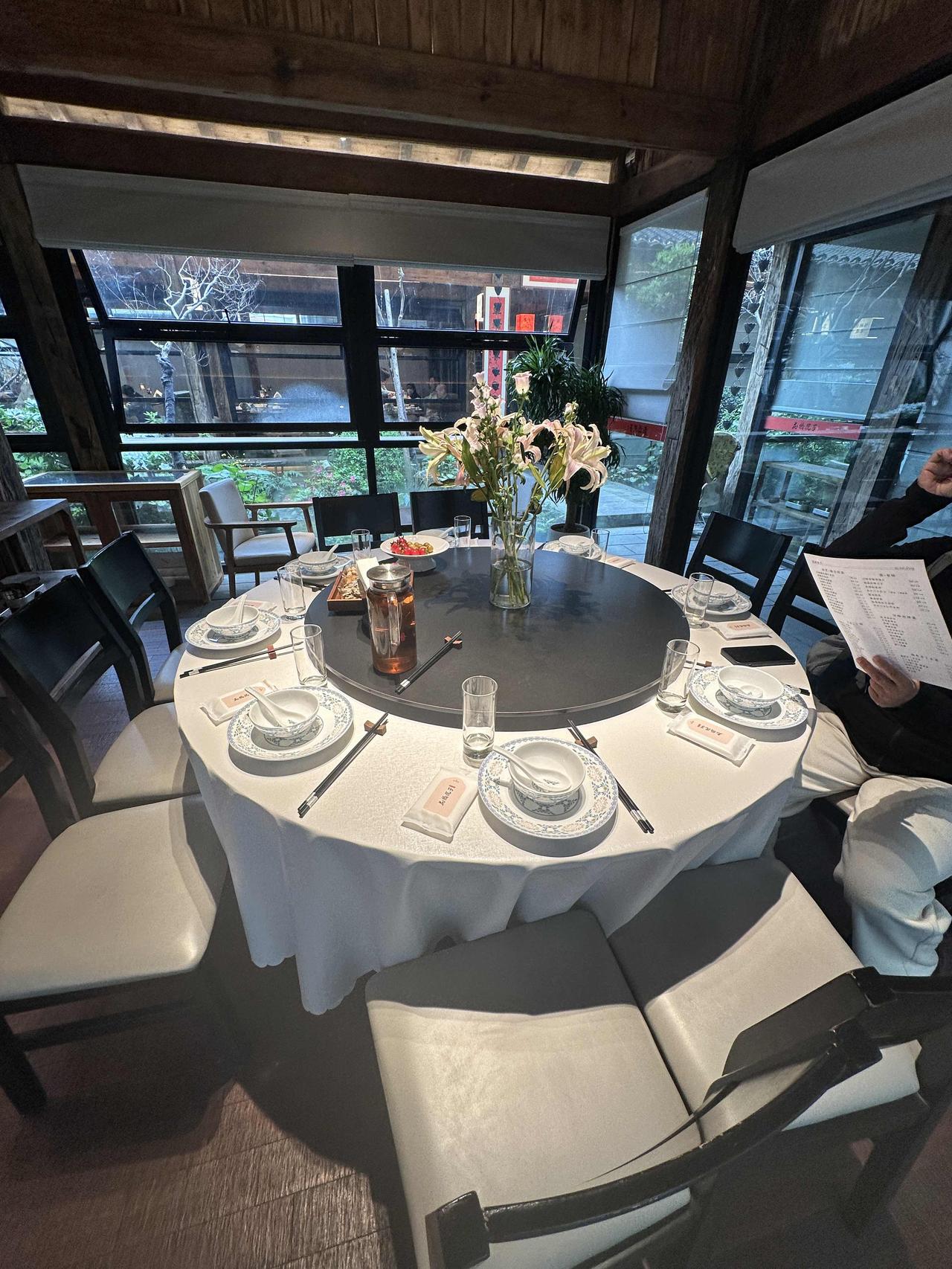 下午在中山公园遇到五十多年来关系一直很好的发小，我毫不犹豫擦身而过没有打招呼。我