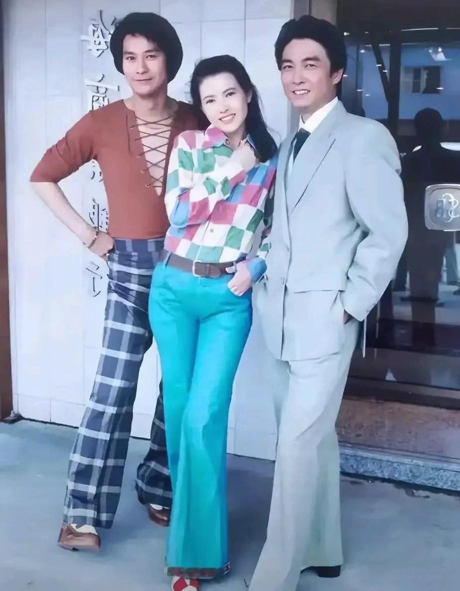 曾经我们追捧过的港台明星，现在看来有多土！
右边第一个西装革履的，但是看起来也实