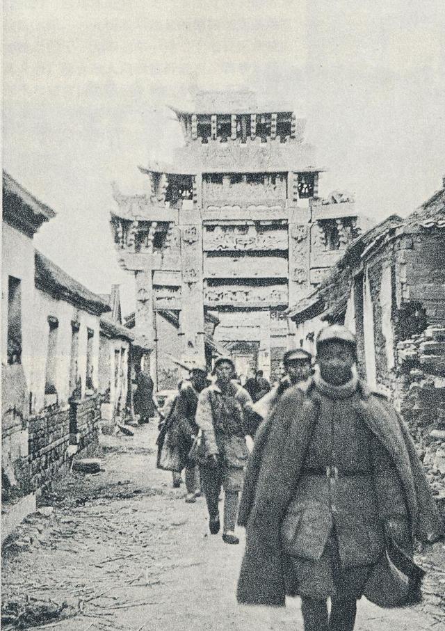 1947年，钟期光去开会，路上被华野6纵1个排长带人打伤，不久，排长被押到钟期光