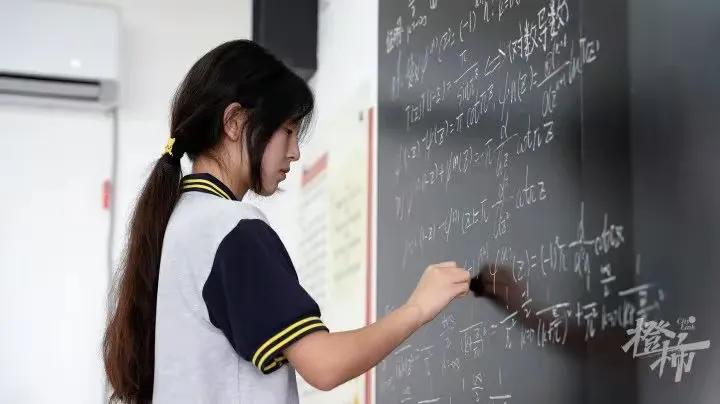 #“天才少女”姜萍预赛中获老师帮助# 这么说吧，我一个本科毕业，竞赛题我看着都是