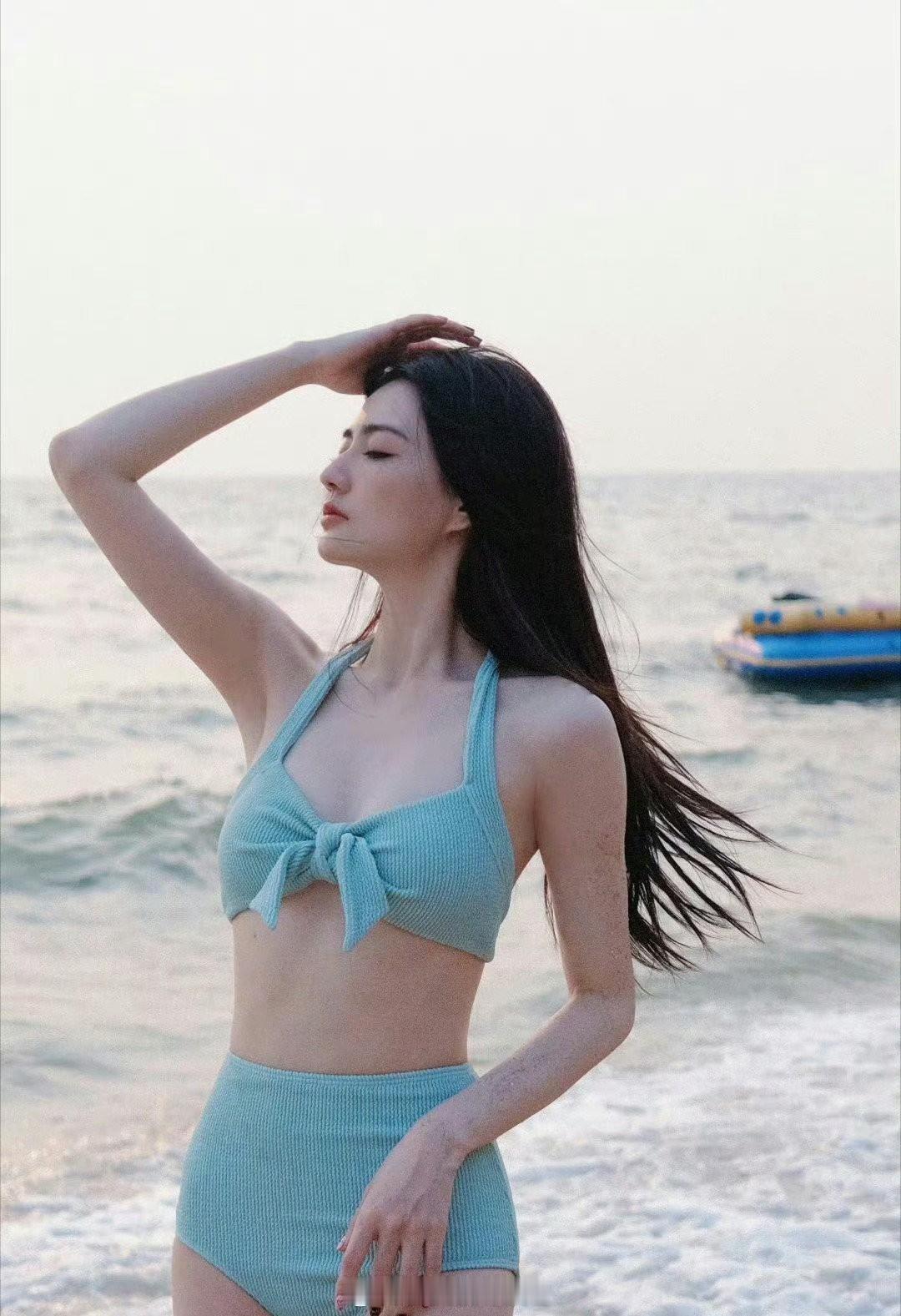 徐璐蓝色泳装写真，还是挺富有的 