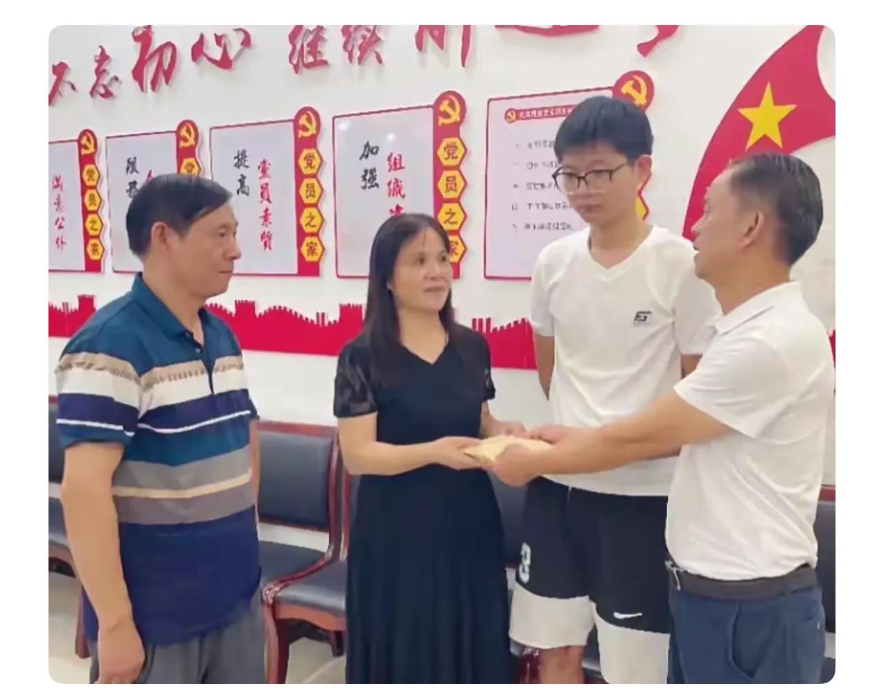 祁东那对开牌馆的夫妻，好心扶了晕倒老人还被家属逼着掏1万9"人道补偿"，钱还没捂