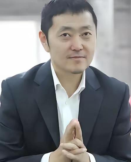 2021年，中国千亿富豪左晖因肺癌去世后，留下了1038亿身家，可谓是生不带来死