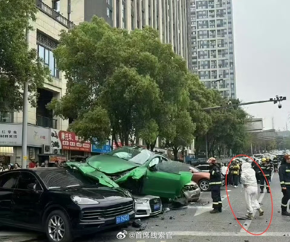 特斯拉失控撞花坛腾空落下压毁5车路边停靠的车遭遇了无妄之灾。308_IO新能源汽