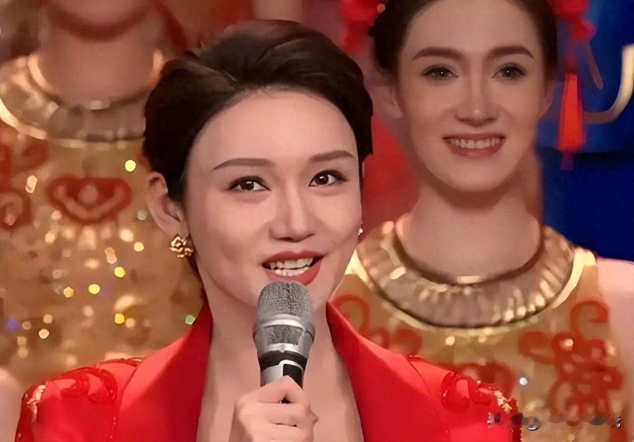 3大离谱谣言！挤走董卿、靠爹上位，龙洋被黑得有多惨？

2026年春晚，龙洋再次