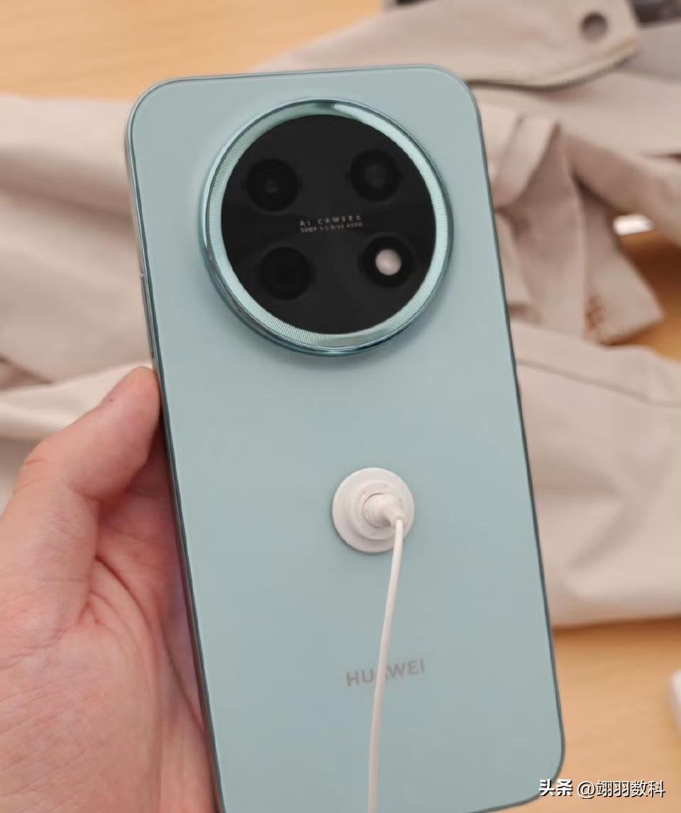 华为畅享90 Pro Max在市场上着实火爆，不少自媒体都自发为华为宣传。
然而