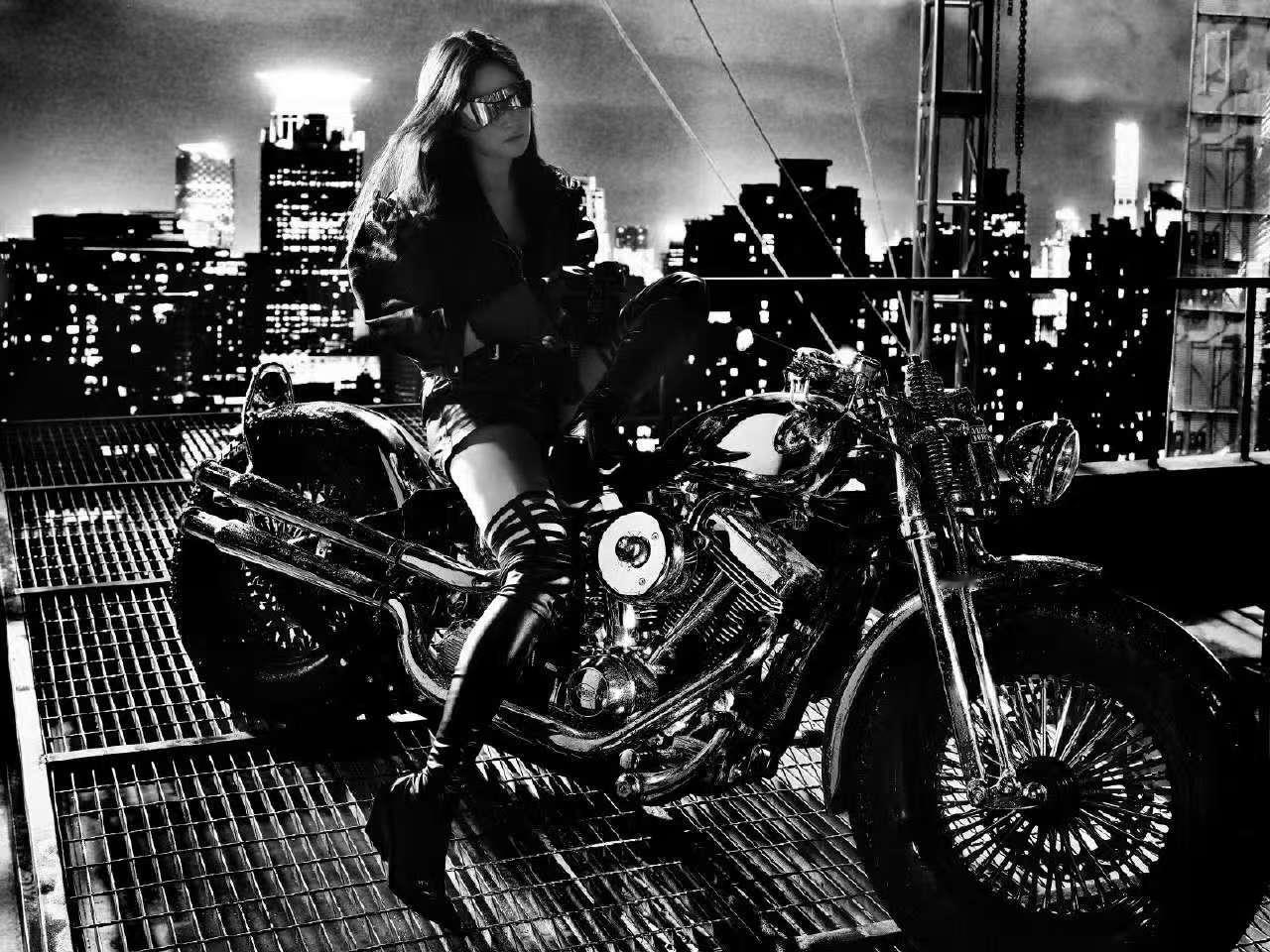 谁能想到一向柔得像月光的刘亦菲，一踩上机车直接把“仙酷反差”焊得严丝合缝？黑皮衣