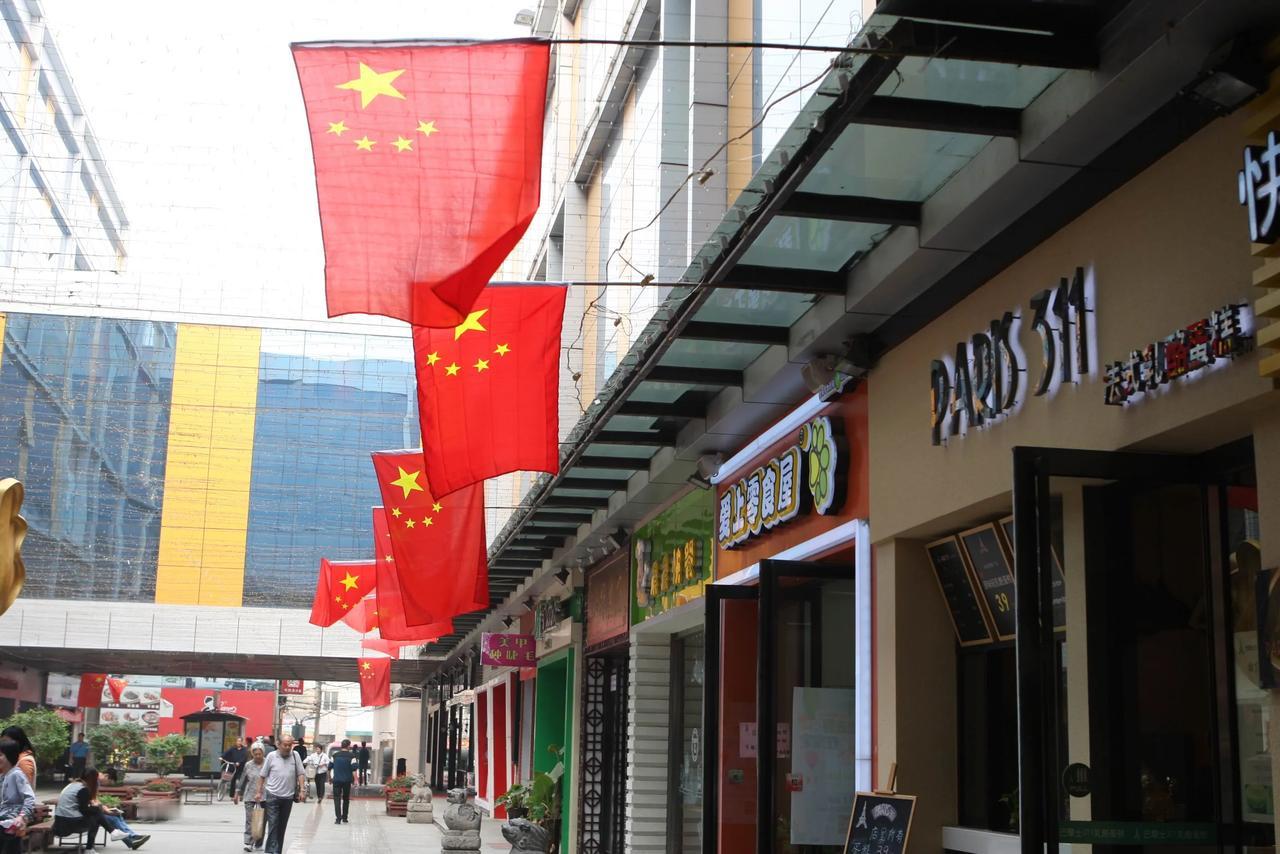 国庆节，家门口都不让悬挂国旗了，街里显得冷清了许多，没有一点节日气氛。
过去，一