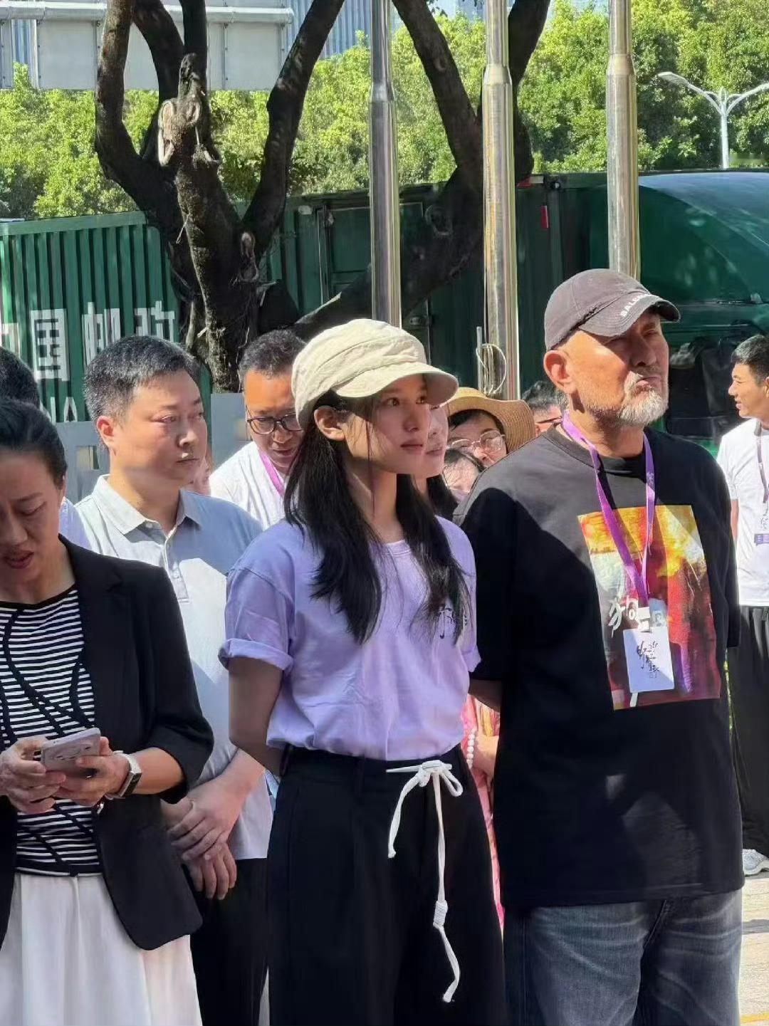 张婧仪宋威龙野狗骨头路透张婧仪[超话] 我说公主的脸也太权威了👸🏻远远一张路