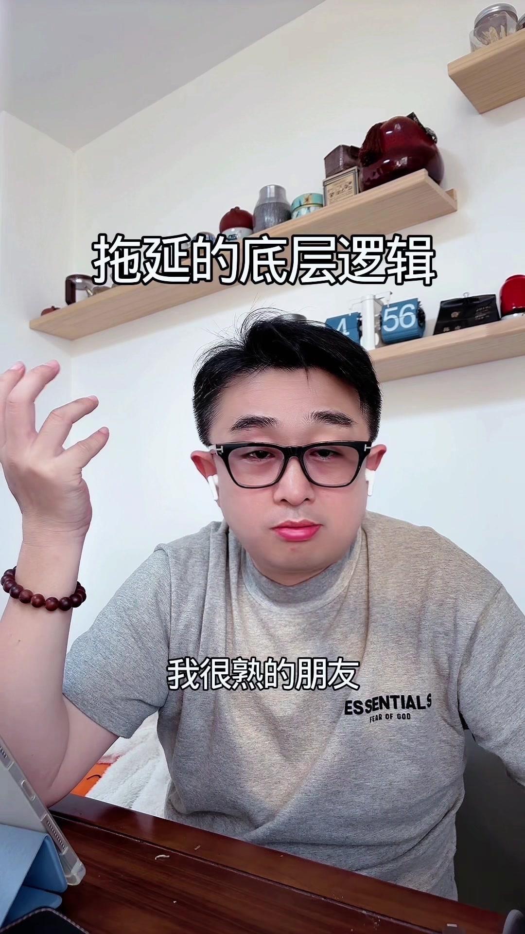 人脑有两套网络在互相抑制：默认模式网络总在想“别人怎么看我”“失败了怎么办”，而