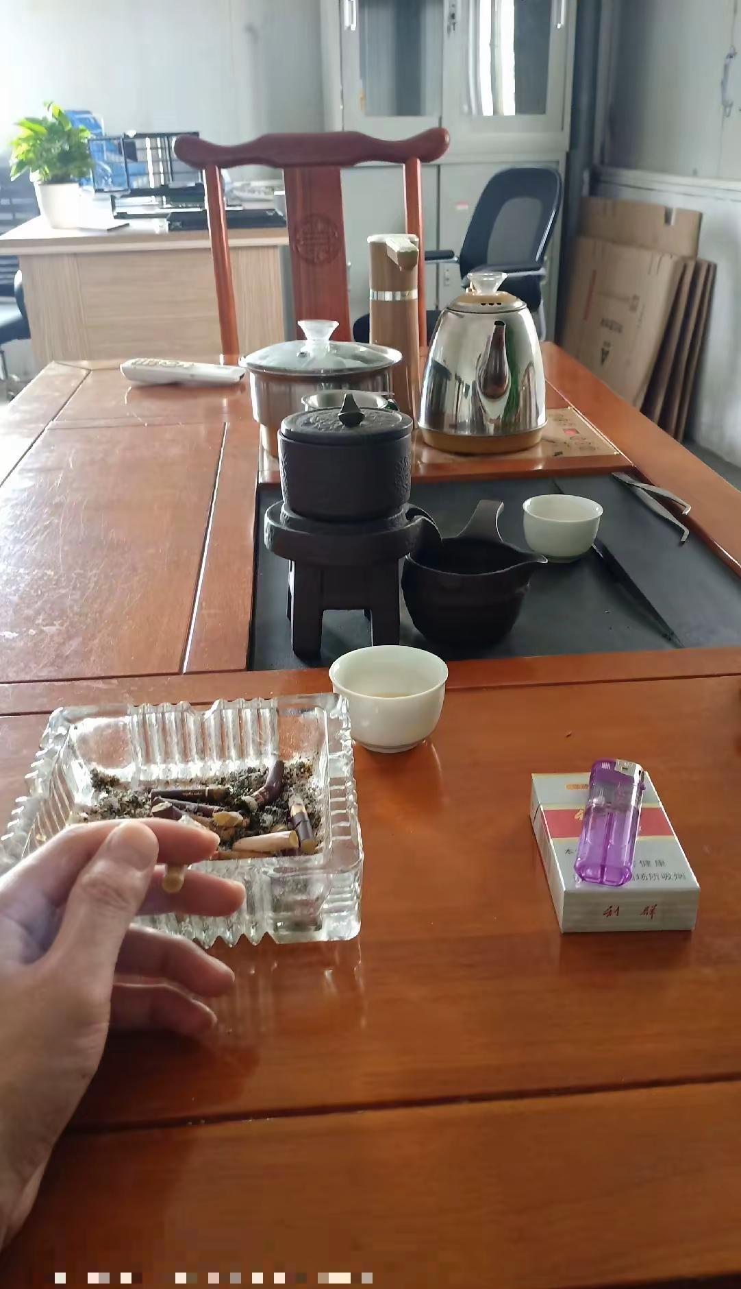 位置不同，少言为贵，认知不同，少辨为上，三观不同，少凑一桌，管好自己，莫渡他人…