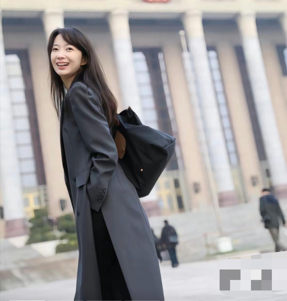 主持人张扬在观礼现场碰到了老熟人董宇辉。她惊讶道：“咦，宇辉你也来了我怎么不知道