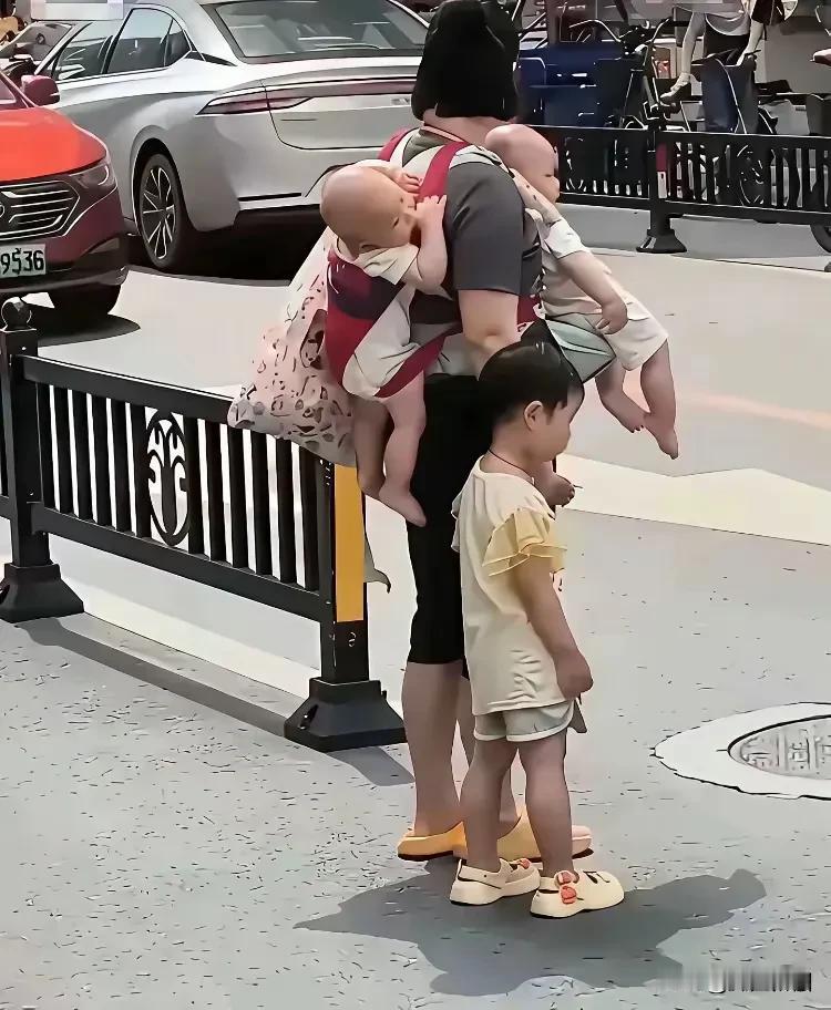 这应该是全天下最伟大的妈妈！再苦再累也要把孩子拴在身上，因为幼小的孩子需要妈妈。