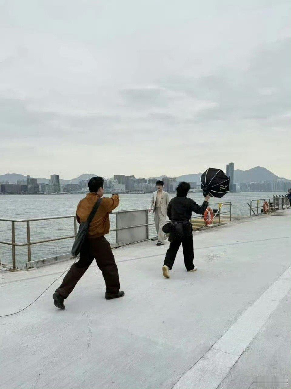 香港偶遇李昀锐拍大片香港海边偶遇李昀锐，应该是正在拍今天香港国际影视展的出发图大