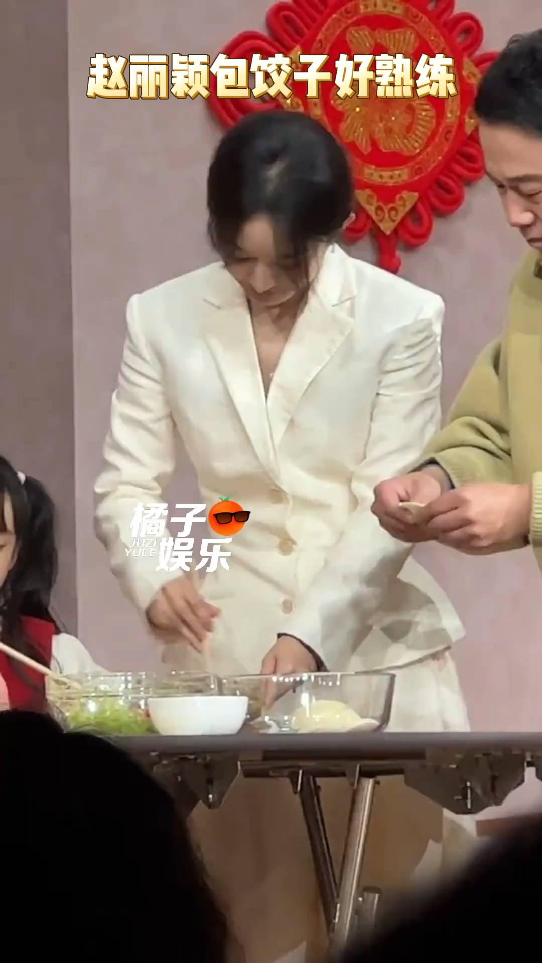 赵丽颖包饺子好熟练。
橘子娱乐。
担当调馅重任，闻一下，包饺子×1，包饺子×3，