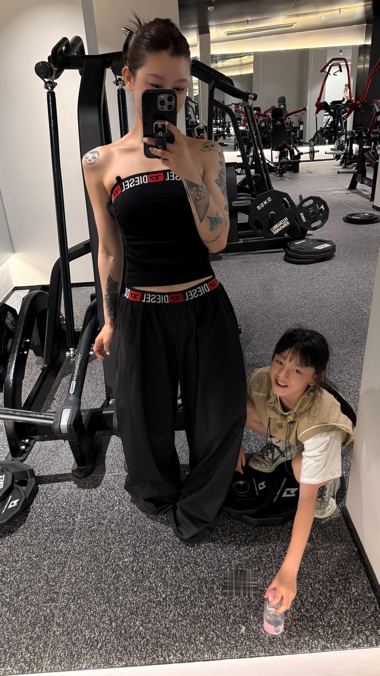 网上聊聊就行了，真见面了我闺女藏哪。