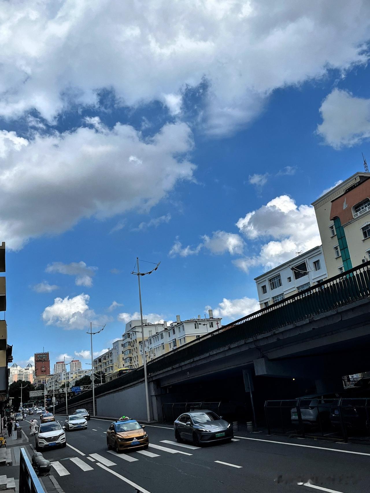 蓝天与白云在空中讲述不同的故事。
