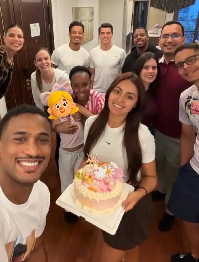 这是一张近日上海申花的葡语系外援聚会的照片，是给外援米内罗的妻子过生日。
几名葡