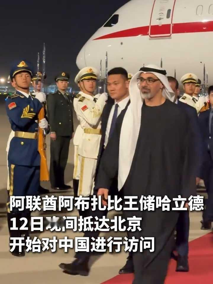 阿联酋做出了正确选择。就在美伊停火协议墨迹未干，阿联酋空袭伊朗炼油厂的硝烟还没散