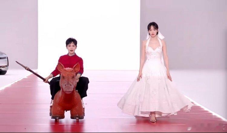 山河枕红毯 何意味玩尬的星光大赏红毯