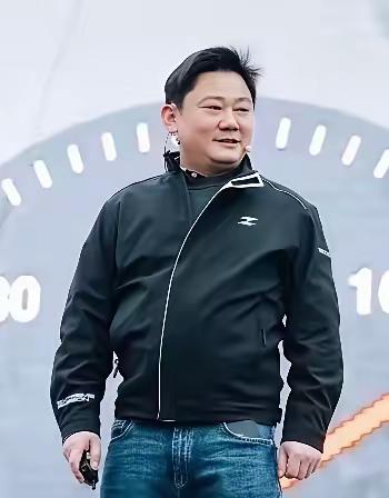 张雪这操作，是真让人看不透。
 
前阵子还说欠着一亿多债，好不容易喘口气，转头就