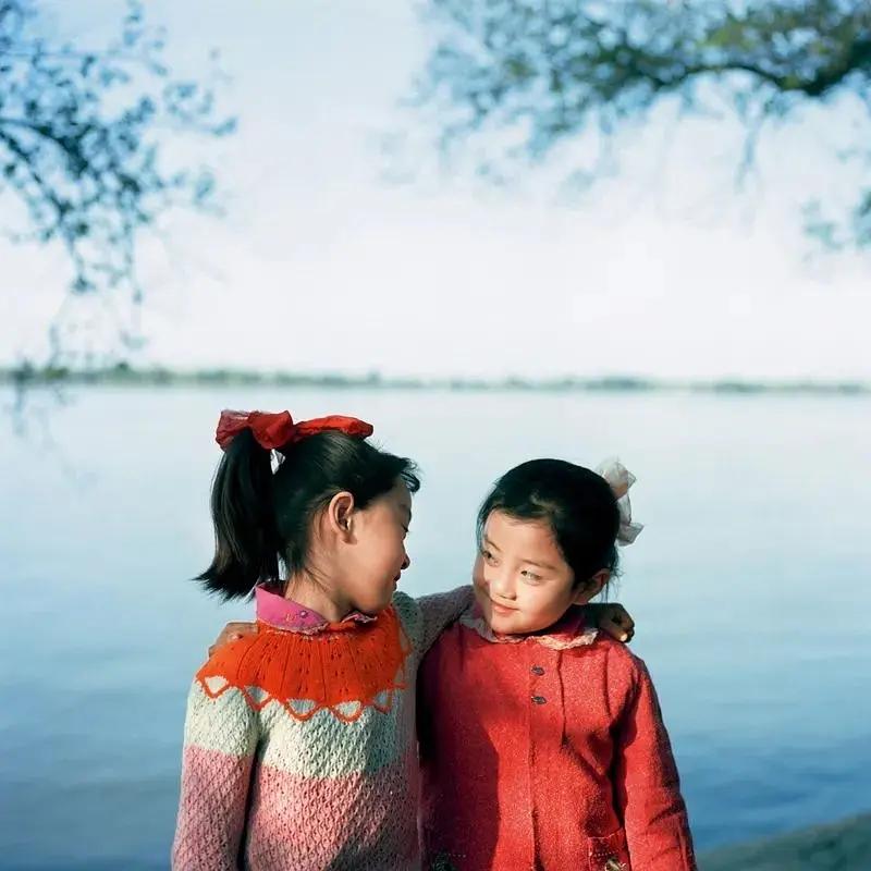 日本摄影师秋山亮二1981-1982年拍摄的中国儿童。
