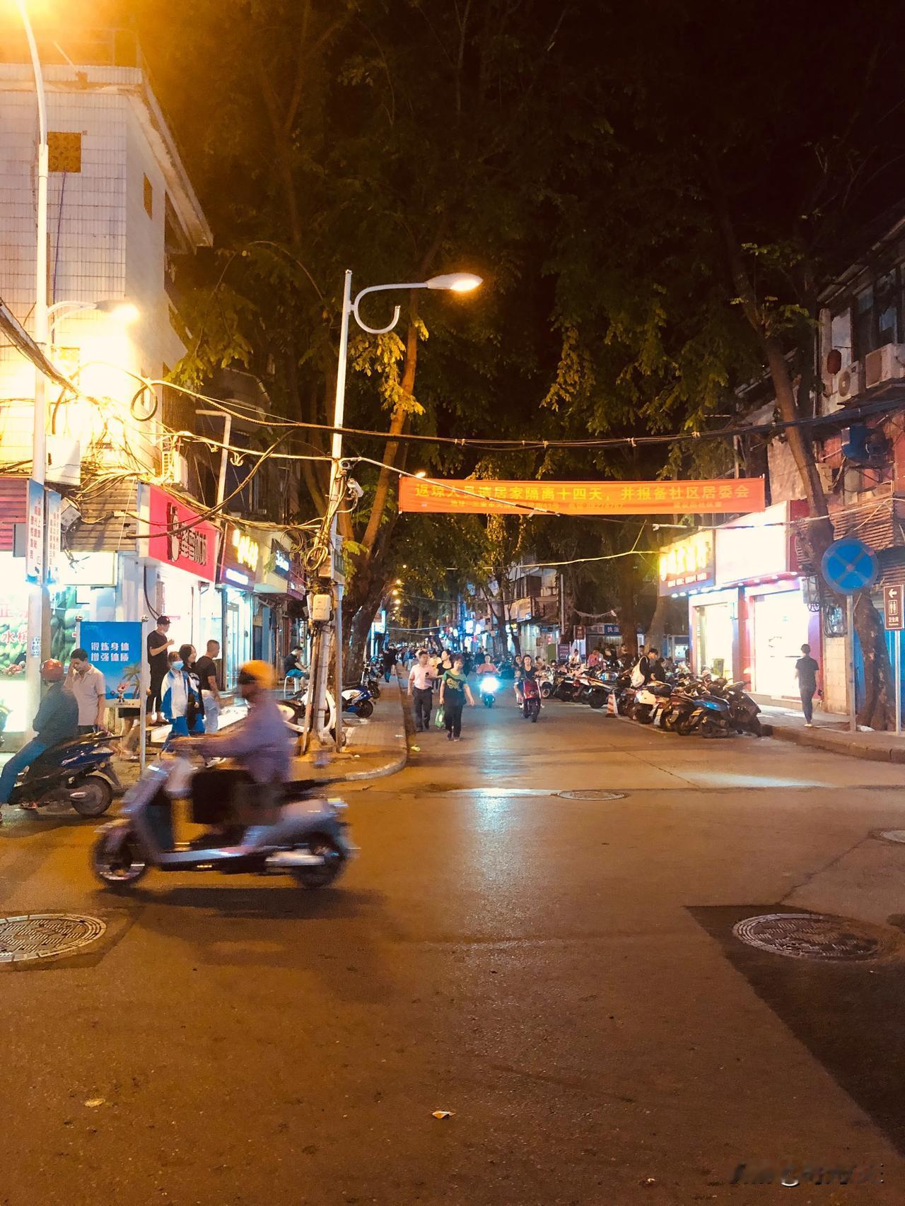 三亚街边吃顿海南海鲜糟粕醋粉！旅行小事 
旅行的时候，
最喜欢漫无目的
走在陌生