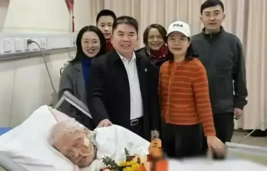 要消灭等级差别，就从消除高干病房，降低高干退休工资开始。