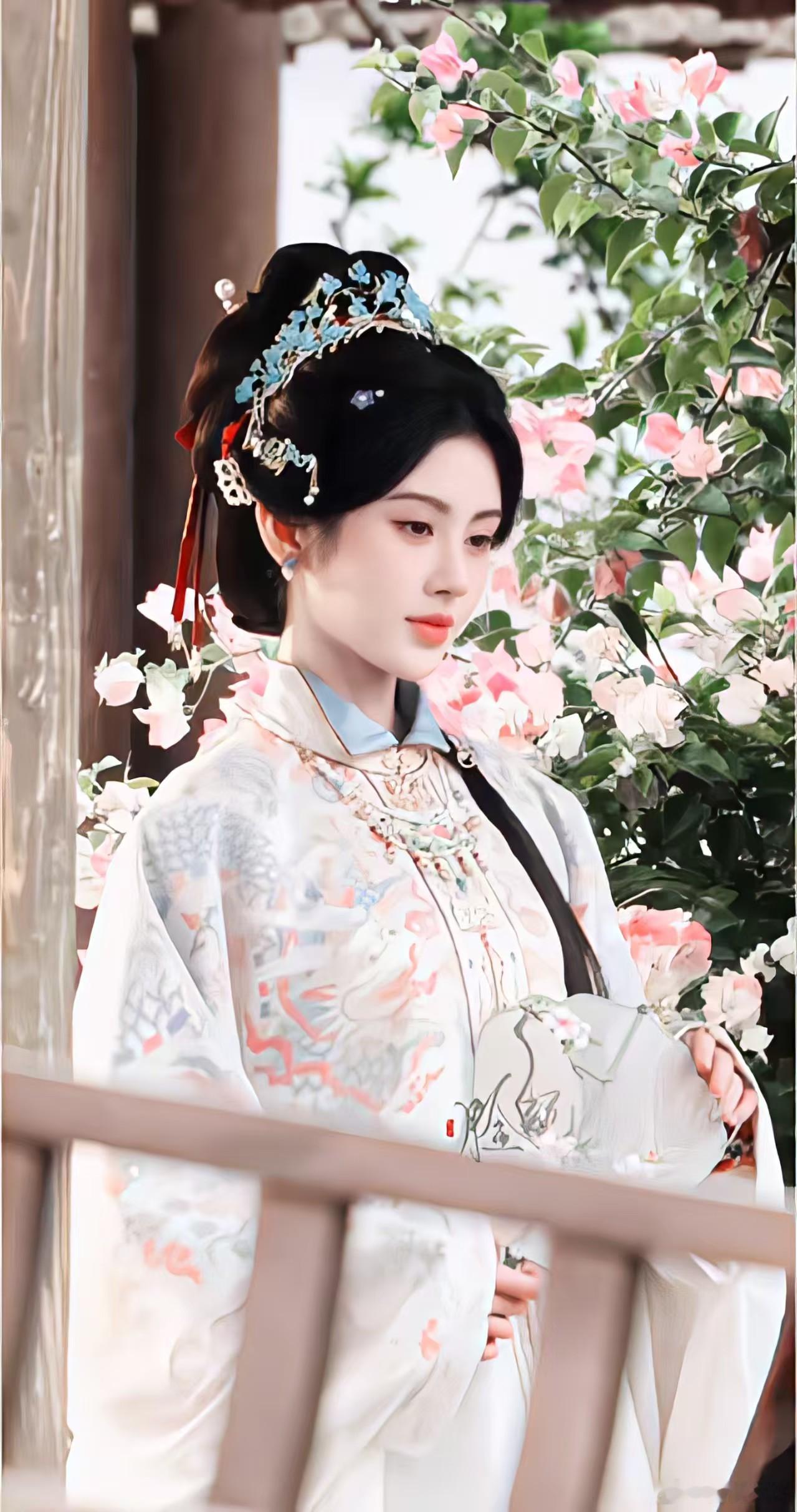 鞠婧祎万花世界新皮肤查收穿梭在庭院的花木之间，动态路透比静态照片更加鲜活。柔和的