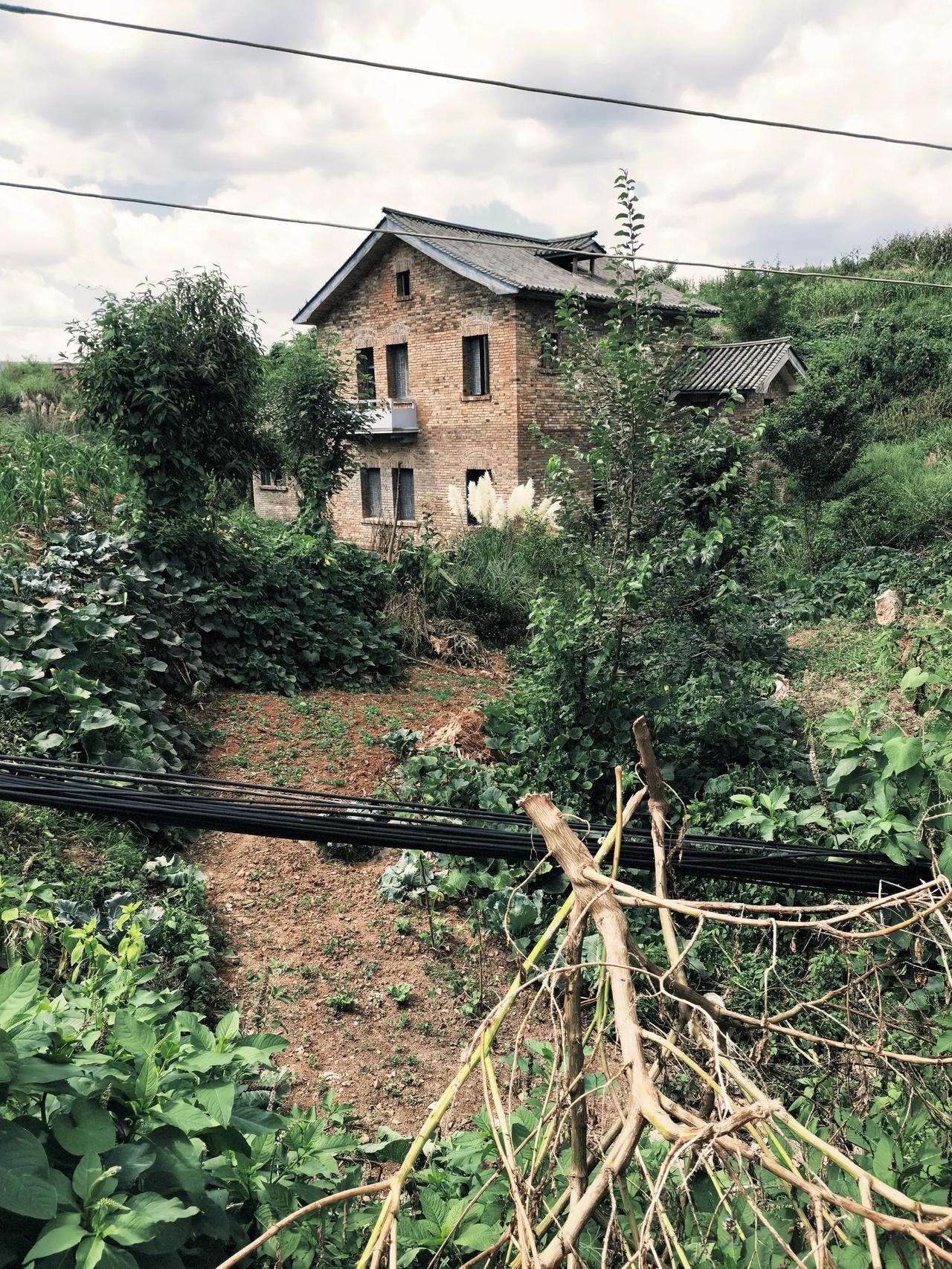 盘龙区瓦窖村的旁边还有一幢空房子，在龙头街地铁站附近，这个房子就是四周都高，房子