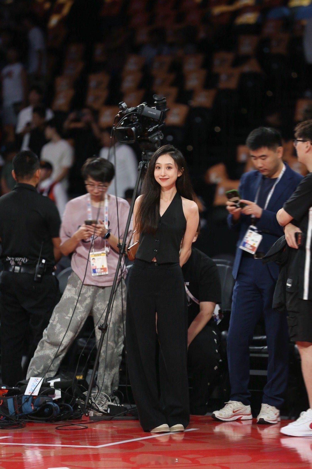 也算是终于踩在了NBA地板上了！太开心，签证没下来，NBA自己来了～中国赛太有趣