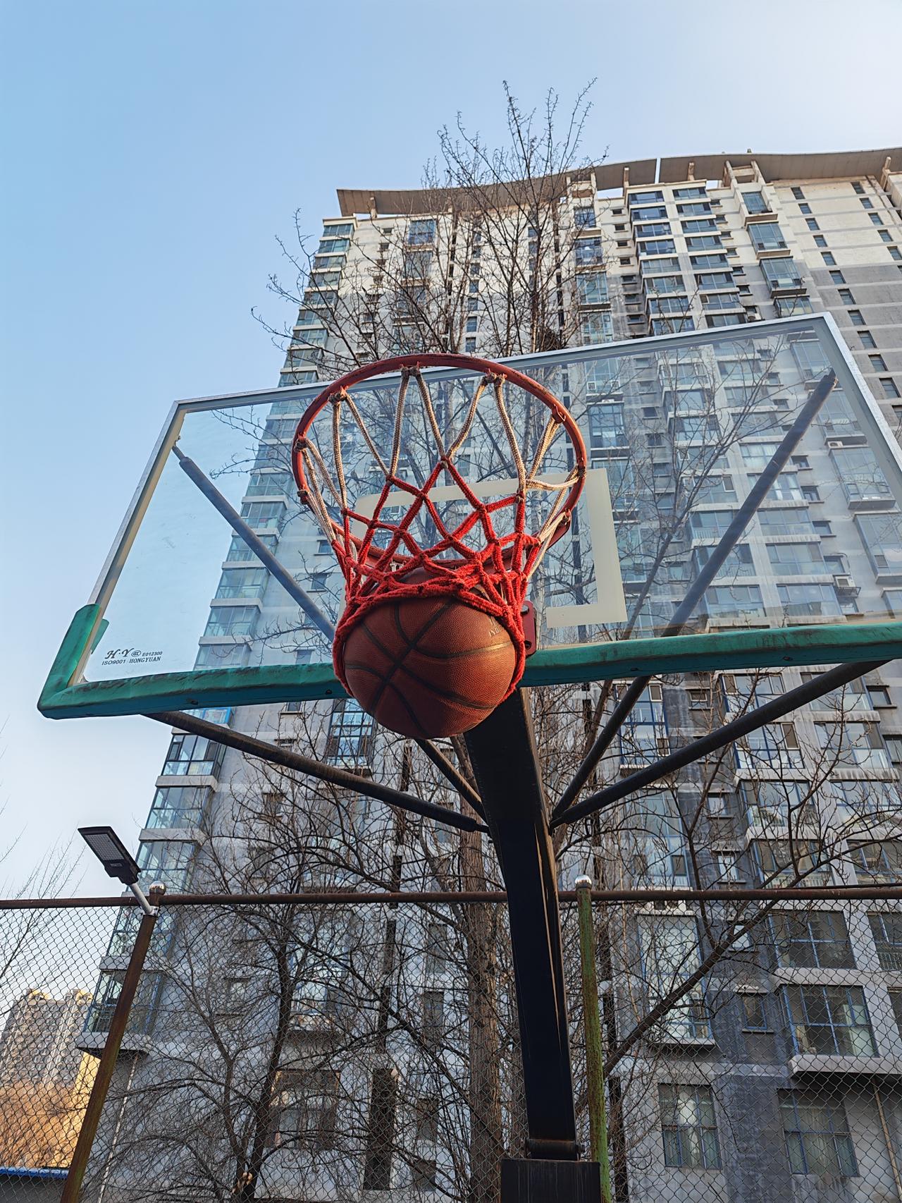 这篮筐设置的有问题，篮球架住掉不下来。