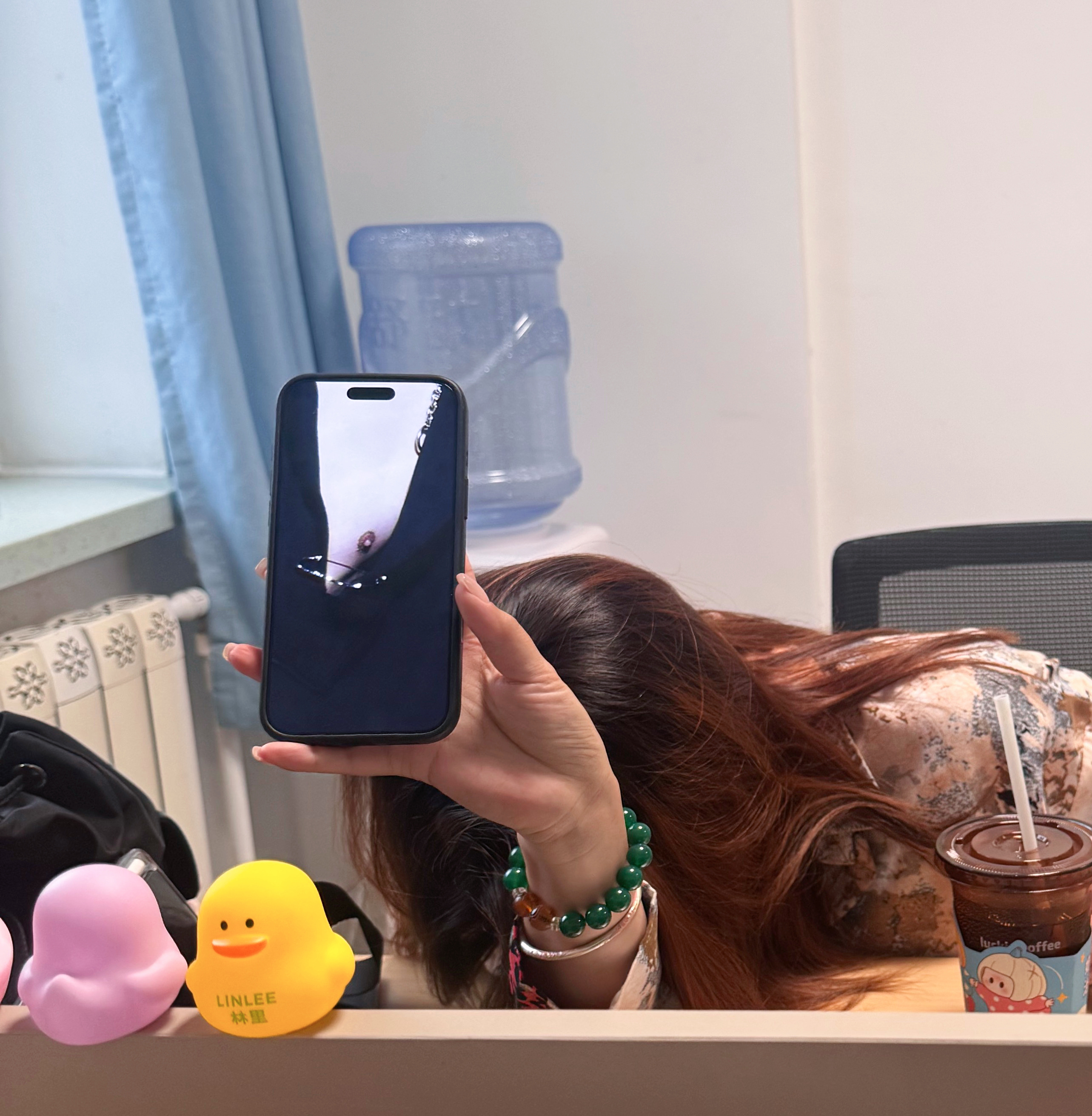侯明昊[超话]  当我反复端详喵咪咪还不忘向同事显摆时，我得到了一张照片[污]花